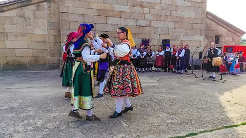 La Arracada actua en Fornillos de Fermoselle