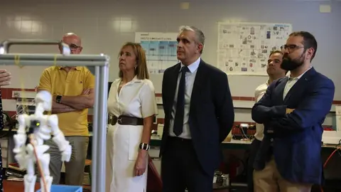 Visita del director general de trabajo de la Junta de Castilla y león, Jose Manuel Barrios, a la Escuela Politécnica Superior de Zamora_3