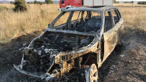 Coche incenddiado en el monte de Quiruelas de Vidriales