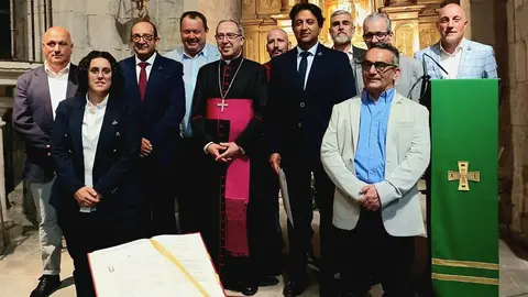 Acto ratificación Ricardo Alonso como presidente de la Real Cofradía del Santo Entierro por el obispo Fernando Varela - Imagen de redes sociales