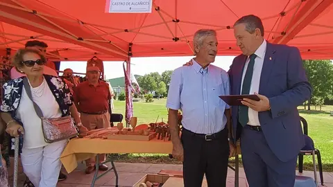 Baltasar Santiago junto con el presidente de la Diputación Javier Faúndez