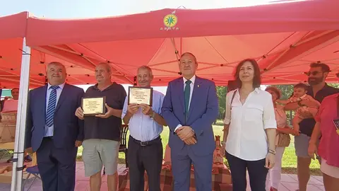 Francisco Moldón y Baltasar Santiago junto con las autoridades de la Diputación de Zamora y el alcalde de Ferreras de Abajo