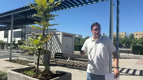 Pablo Novo en las obras de ajardinamiento realizadas en la avenida Reyes Católicos._2