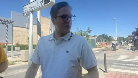 Pablo Novo en las obras de ajardinamiento realizadas en la avenida Reyes Católicos._3