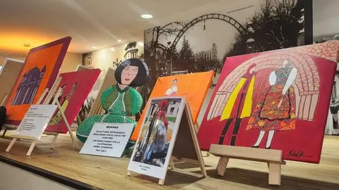 Exposición de arte en la cafetería La Farola, obras de Merce Concejo y Mabel Guerrero