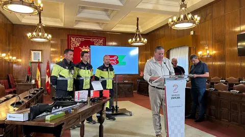 Zamora blinda a sus bomberos con visores térmicos y carabinas para combatir la avispa asiática