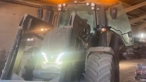 tractor con los rotativos puestos. IMAGEN JOSÉ RAMOS