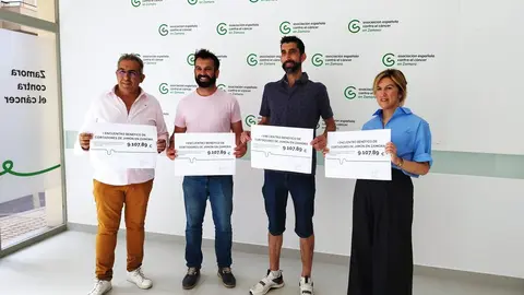 De izquierda a derecha, Jesús Rodrigo, David Gago, Raúl Ariza y Juana Cuadrado, secretaria de la AECC