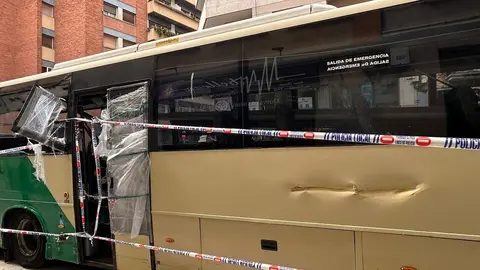 Un autobús aparece destrozado y abandonado en la calle de la Amargura