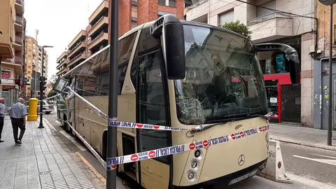 Un autobús aparece destrozado y abandonado en la calle de la Amargura