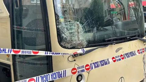 Un autobús aparece destrozado y abandonado en la calle de la Amargura