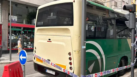 Un autobús aparece destrozado y abandonado en la calle de la Amargura
