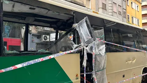 Un autobús aparece destrozado y abandonado en la calle de la Amargura