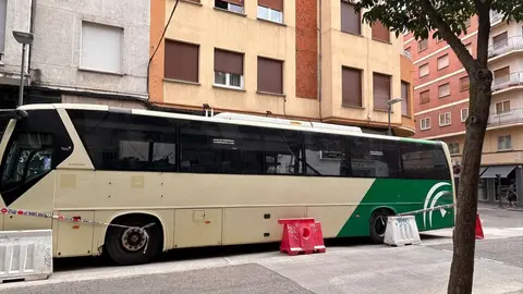 Un autobús aparece destrozado y abandonado en la calle de la Amargura