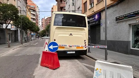 Un autobús aparece destrozado y abandonado en la calle de la Amargura