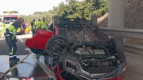 Un turismo vuelca en Zamora y provoca una fuga de combustible
