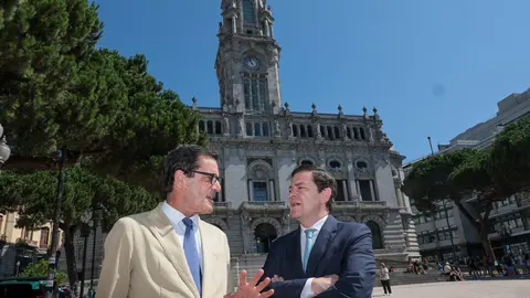 Mañueco junto con el alcalde de Oporto, Rui Moreira