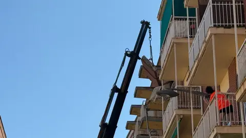 Bomberos trabajan en controlar el desprendimeinto de un voladizo en Pablo Morillo_2
