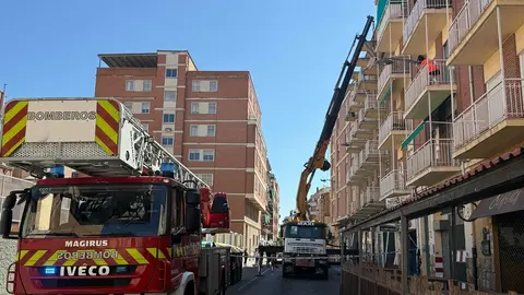 Bomberos trabajan en controlar el desprendimeinto de un voladizo en Pablo Morillo_3