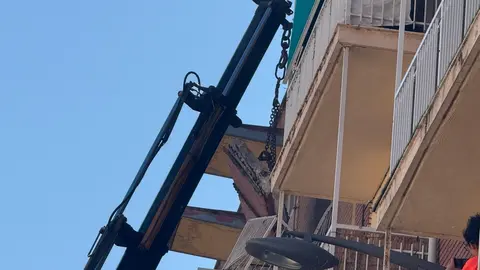 Bomberos trabajan en controlar el desprendimeinto de un voladizo en Pablo Morillo_4