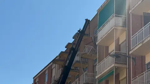 Bomberos trabajan en controlar el desprendimeinto de un voladizo en Pablo Morillo_5