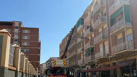 Bomberos trabajan en controlar el desprendimeinto de un voladizo en Pablo Morillo_7