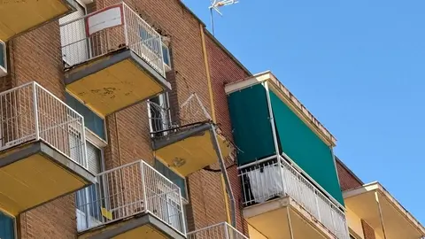 Bomberos trabajan en controlar el desprendimeinto de un voladizo en Pablo Morillo_8