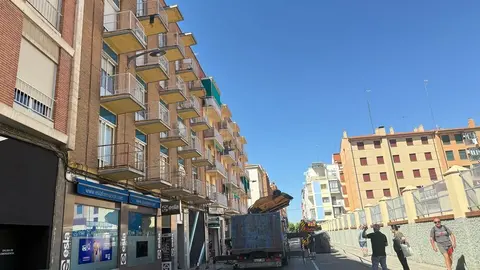 Bomberos trabajan en controlar el desprendimeinto de un voladizo en Pablo Morillo_9