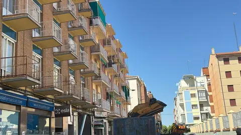 Bomberos trabajan en controlar el desprendimeinto de un voladizo en Pablo Morillo_10