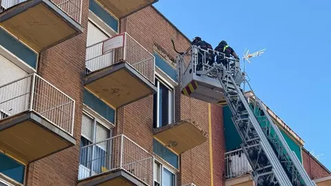 Bomberos trabajan en controlar el desprendimeinto de un voladizo en Pablo Morillo