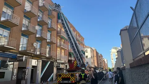 Bomberos trabajan en controlar el desprendimeinto de un voladizo en Pablo Morillo_2