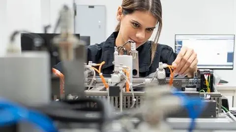 Científica investigando en laboratorio