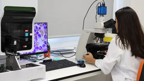 Análisis de células en microscopio con tecnología avanzada