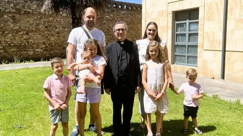 Eduardo, Ángela y sus cinco hijos Lucía, Mencía, Eduardo, Miguel y Candela