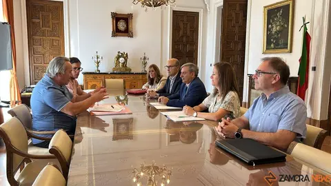 El consejero de Movilidad y Transformación Digital, José Luis Sanz Merino, mantiene una reunión con el alcalde de Zamora, Francisco Guarido
