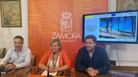 la concejala de Urbanismo, Ana Belén González, junto con Víctor Colino y Asier Sainz 