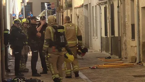 Bomberos incendio calle Mompayo Zamora