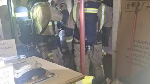 Bomberos incendio calle Mompayo Zamora