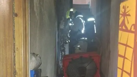 Bomberos incendio calle Mompayo Zamora