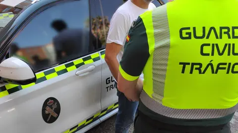 Identificado y investigado un motorista que intentó atropellar a un agente en un control de alcoholemia en Zamora