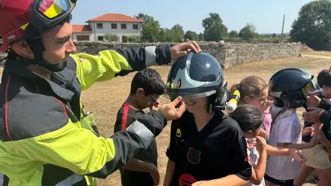 Los bomberos de Rionegro del Puente visitan el campamento infantil de Villardeciervos