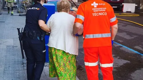 La Policía Nacional interviene tras la explosión de gas en y auxila a los vecinos afectados