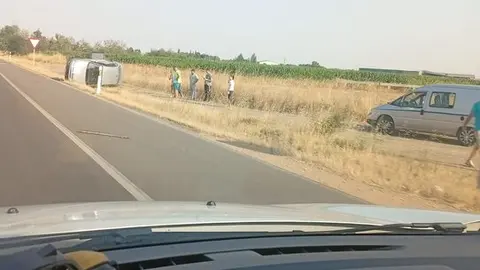 Un accidente en Zamora deja un coche volcado