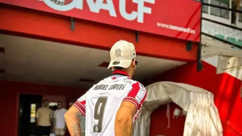 El artista Manuel Cortés visita al Zamora CF en el Ruta de la Plata