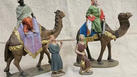 La Agrupación Belenista La Morana recibe una donación de figuras del Arte Cristiano de Olot