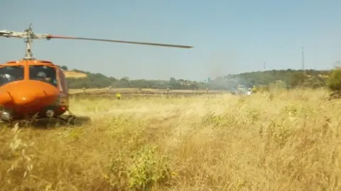 Un helicóptero trabaja para controlar un incendio en Camarzana de Tera