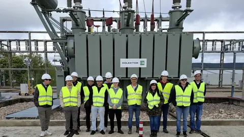 Alumnos junto al transformador de i-DE de Villímar