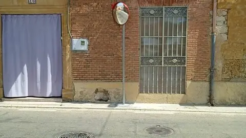 espejos viales en Moraleja del Vino  (1). imagen de archivo