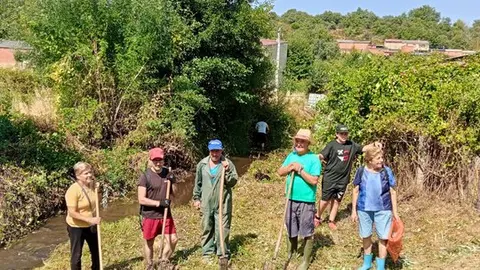 Voluntarios Riofrío de Aliste limpan el rio