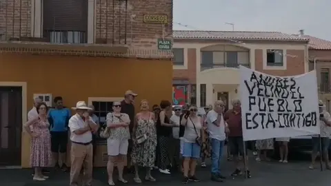 Vecinos de El Perdigón protestanpor el cierre del bar El Caneco 